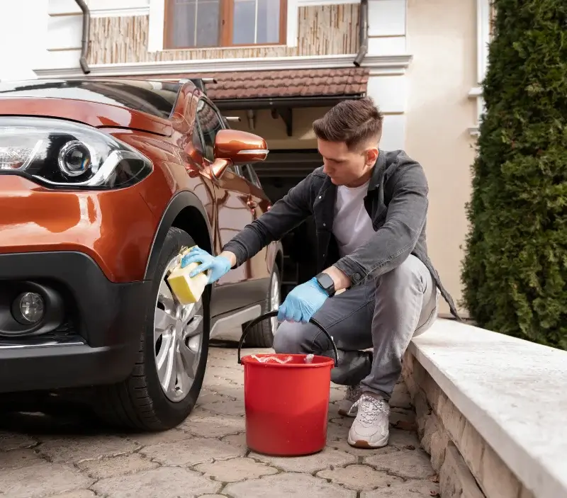 Lavage auto à domicile Paray-le-Frésil : professionnel intervenant sur un véhicule